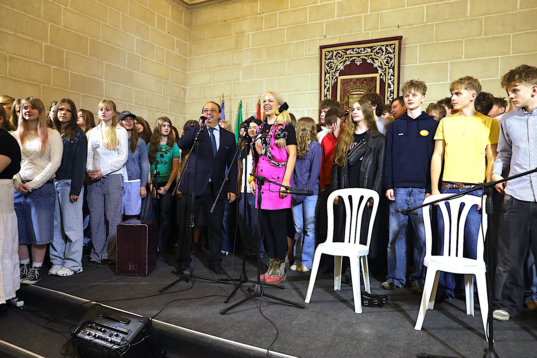 El delegado de Cultura saluda a los participantes en el Festival Kriatura