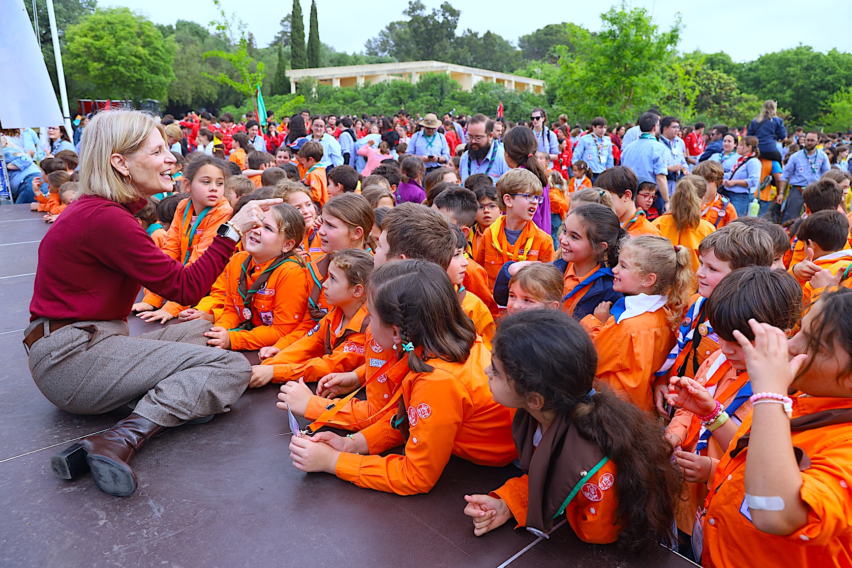 La alcaldesa saluda a los jóvenes en el encuentro scout del Parque Santa Teresa