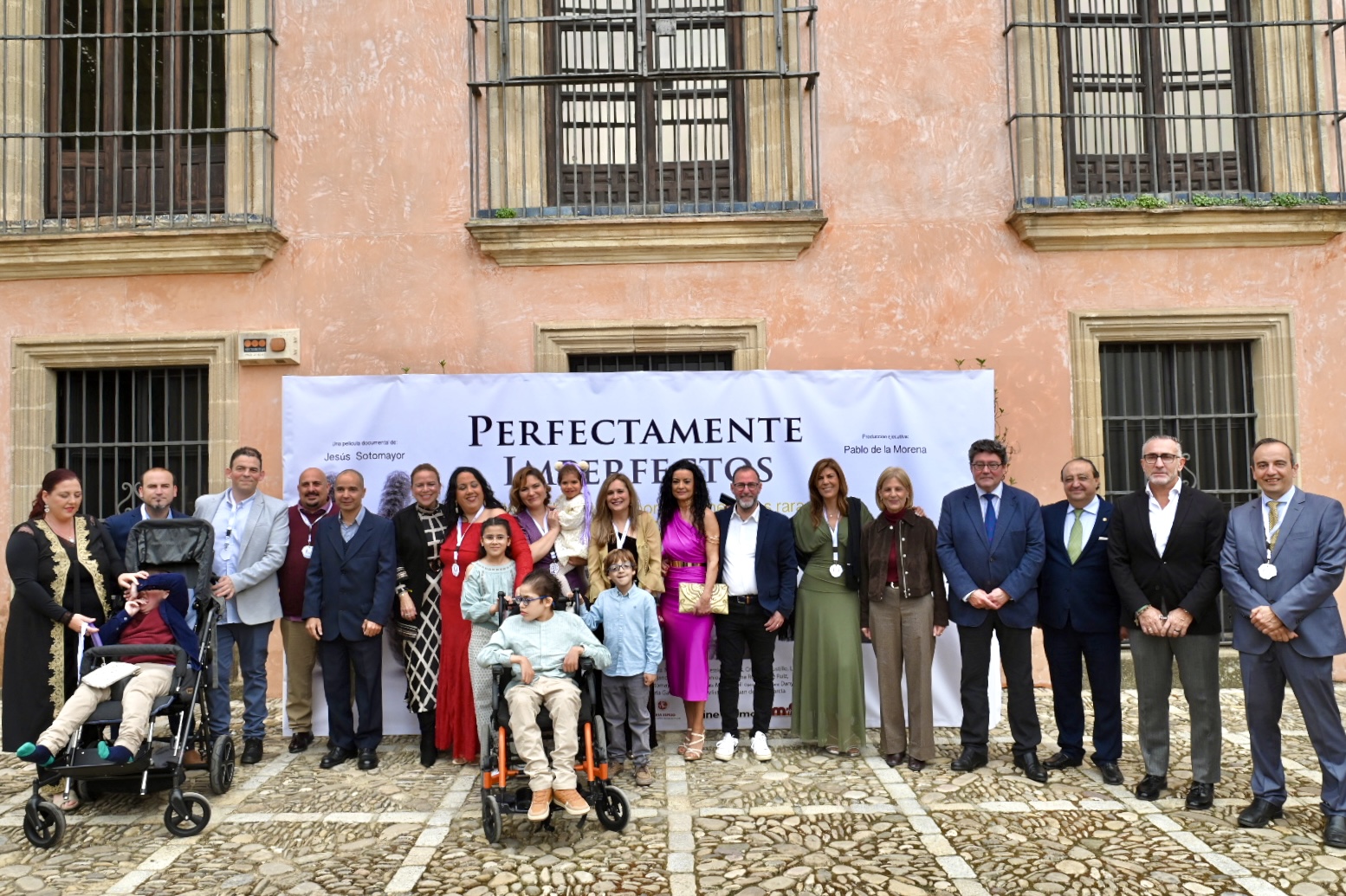 La alcaldesa respalda la proyección del documental Perfectamente imperfectos 