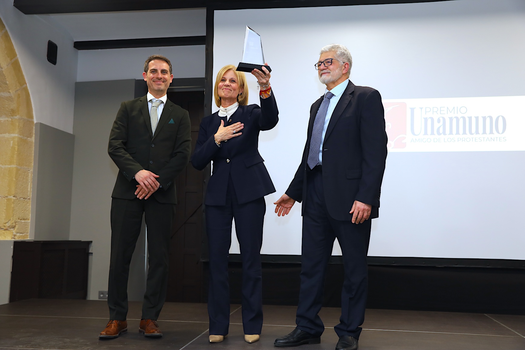 La alcaldesa recibe el Premio Unamuno de la comunidad evangélica