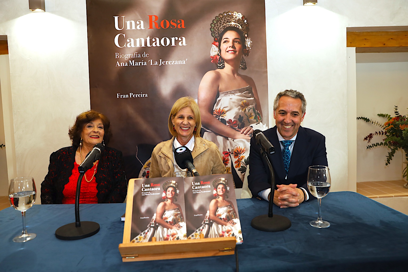 La alcaldesa asiste a la presentación del libro de Fran Pereira sobre Ana María La Jerezana