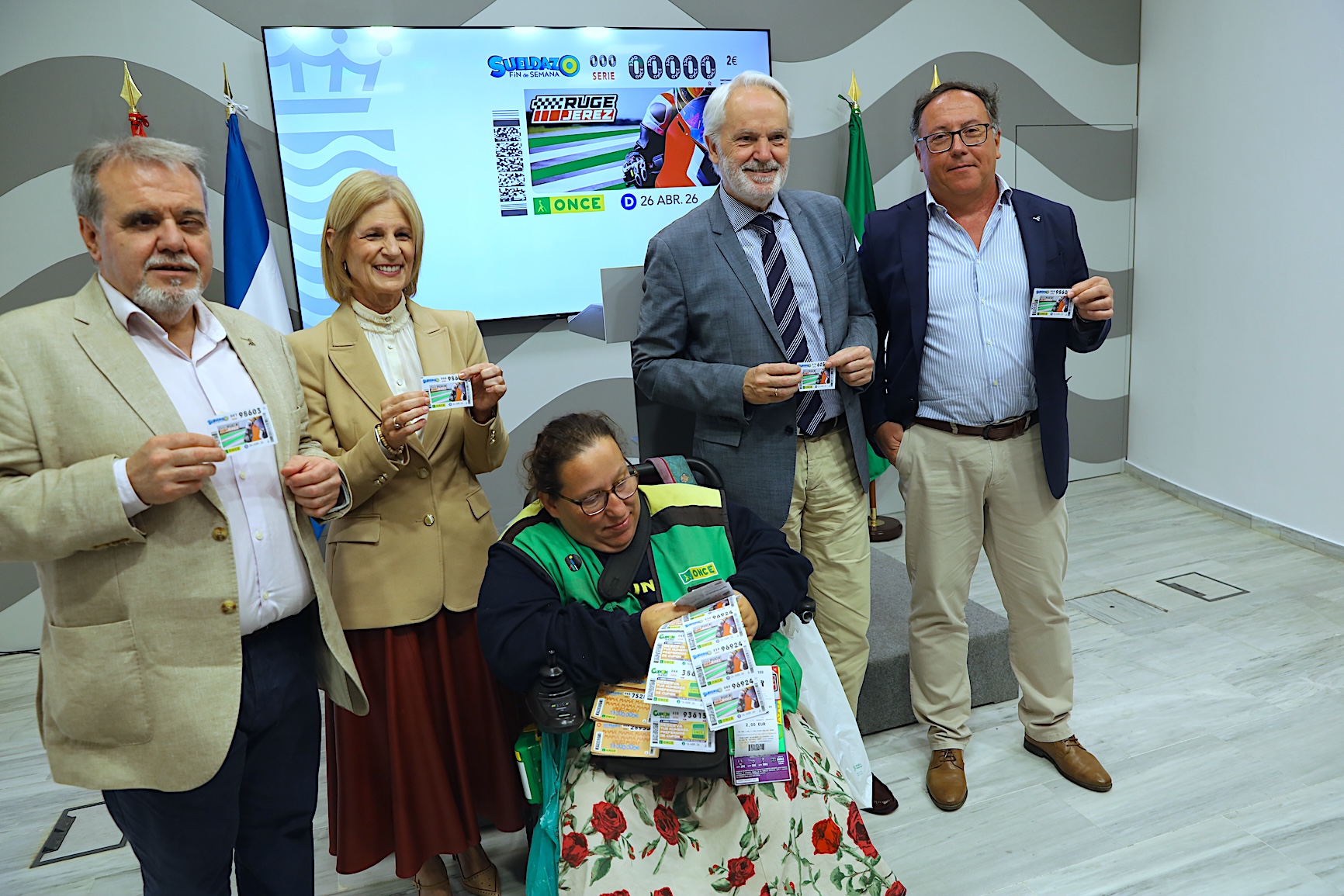 La alcaldesa presenta el cupón de la ONCE dedicado al Gran Premio