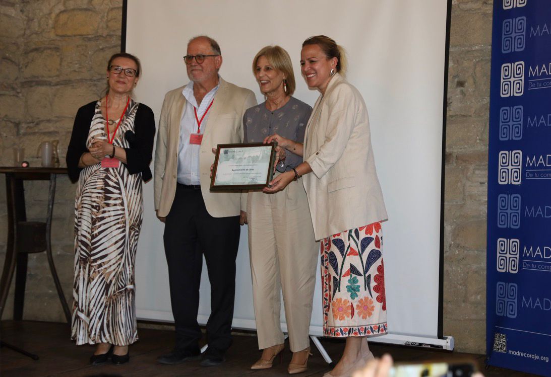El Ayuntamiento recibe un reconocimiento de Madre Coraje