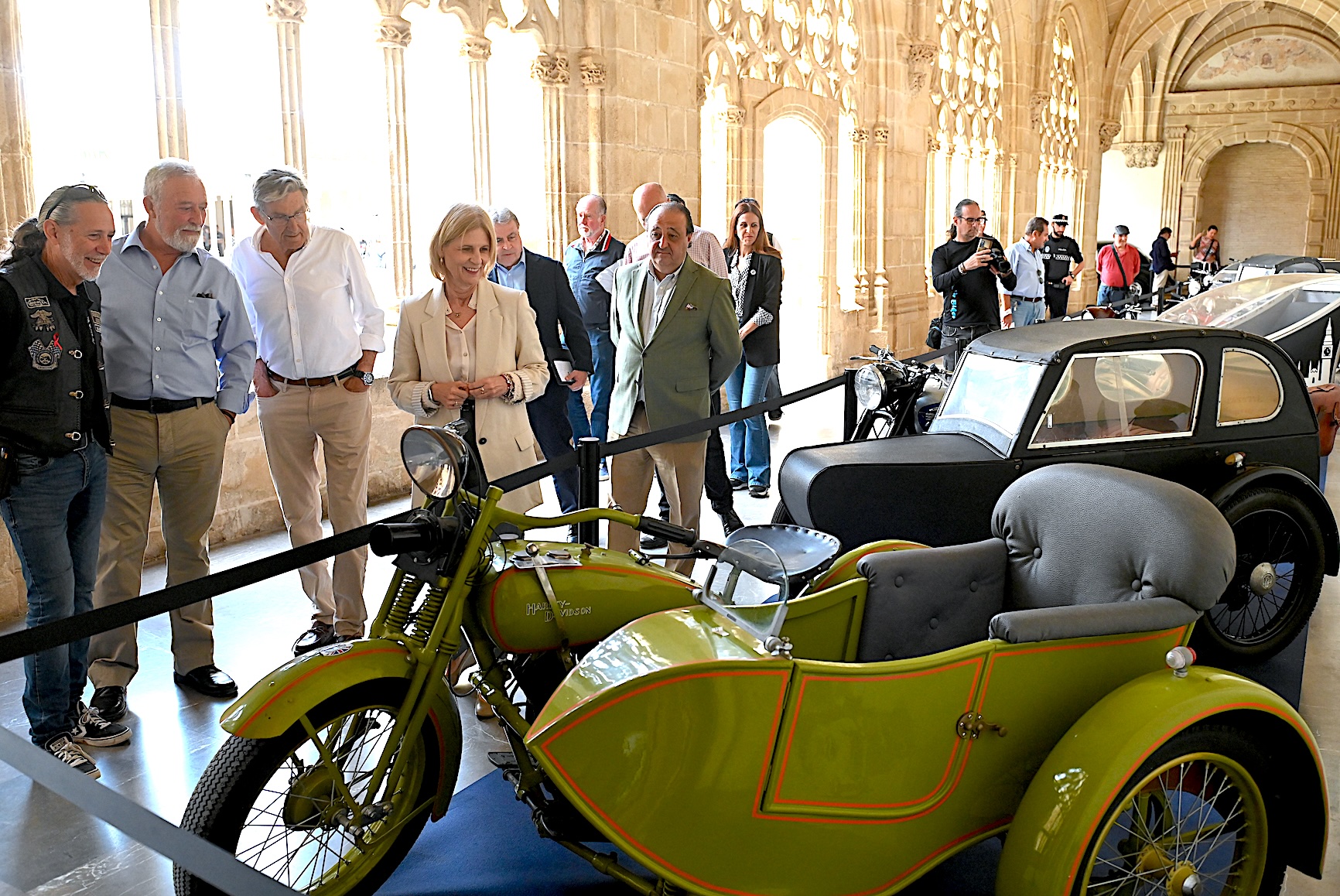 La alcaldesa visita la exposición de vehículos cllásicos