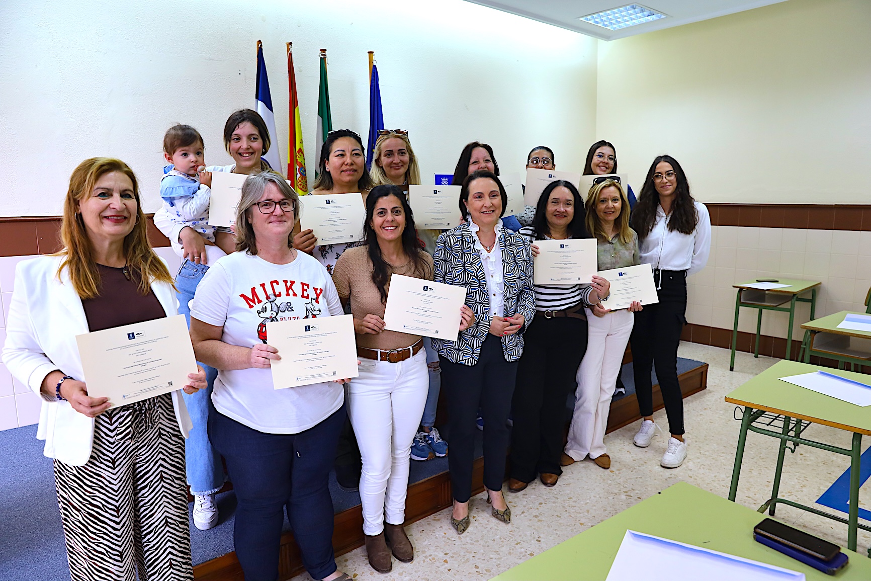 Nela García entrega los diplomas del curso de Dietética