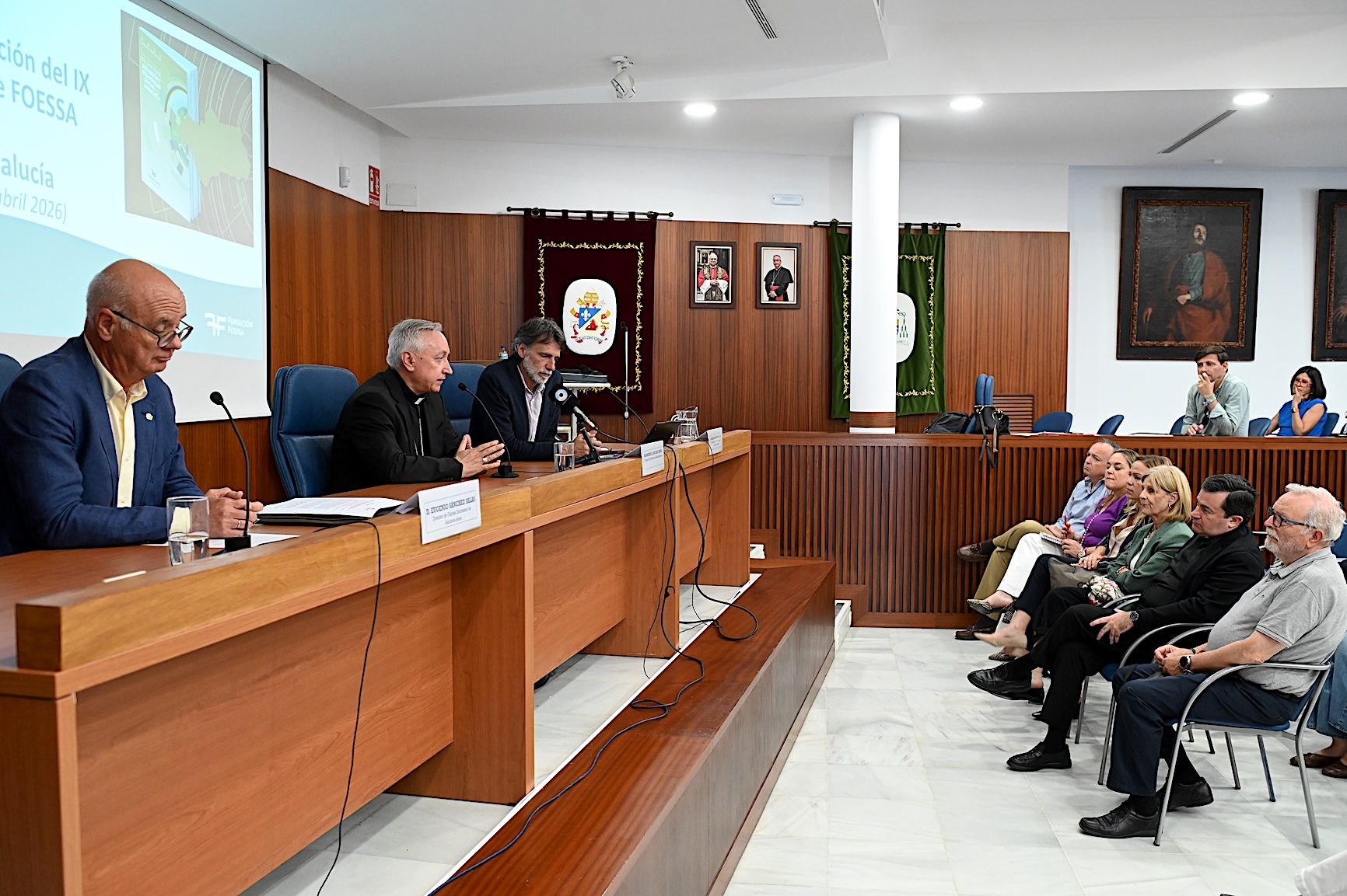 La alcaldesa asiste a la presentación del informe de Cáritas