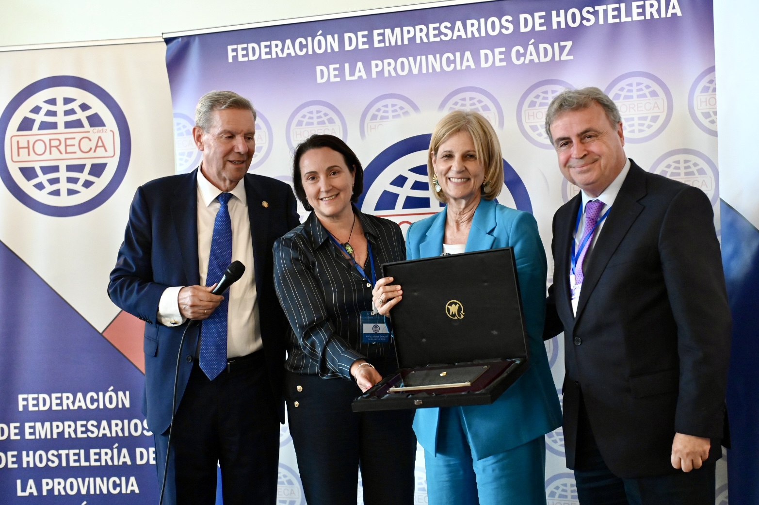 La alcaldesa recibe la Medalla de Oro de Horeca