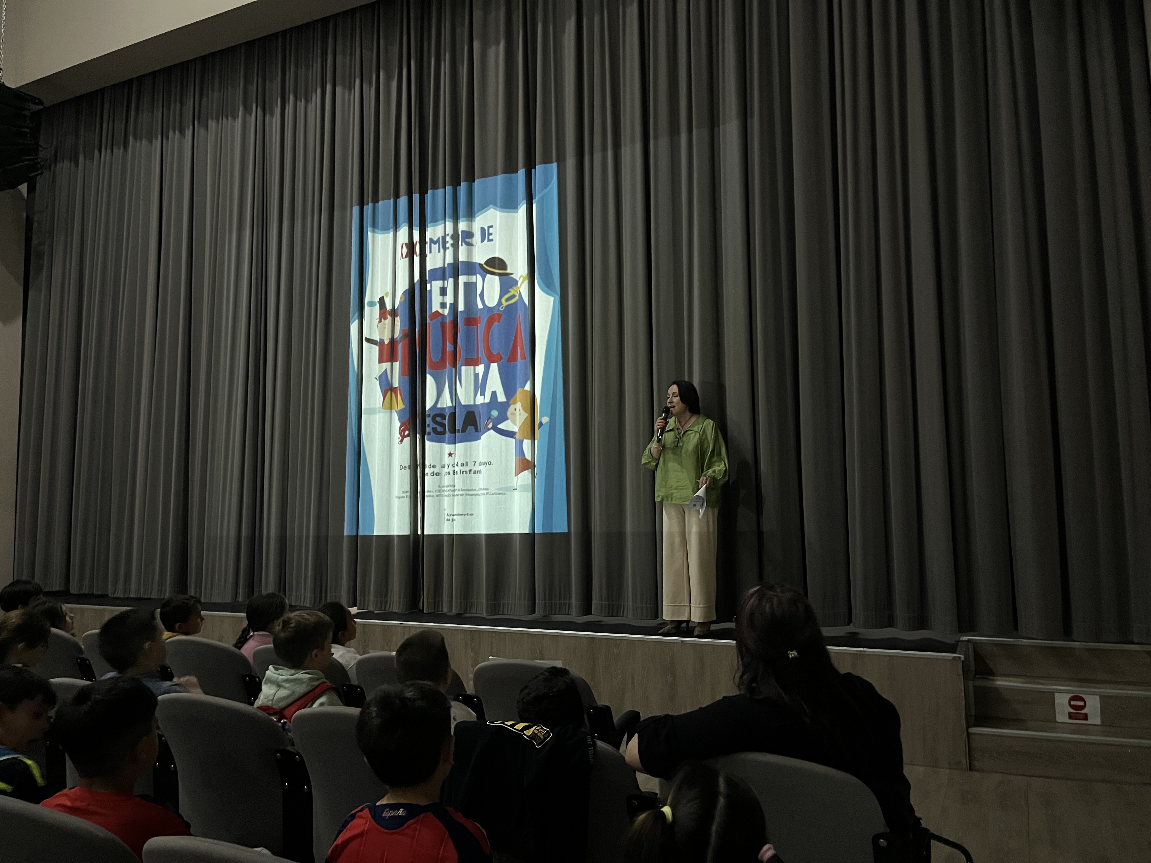 Nela García asiste a la primera sesión de la Muestra de Teatro
