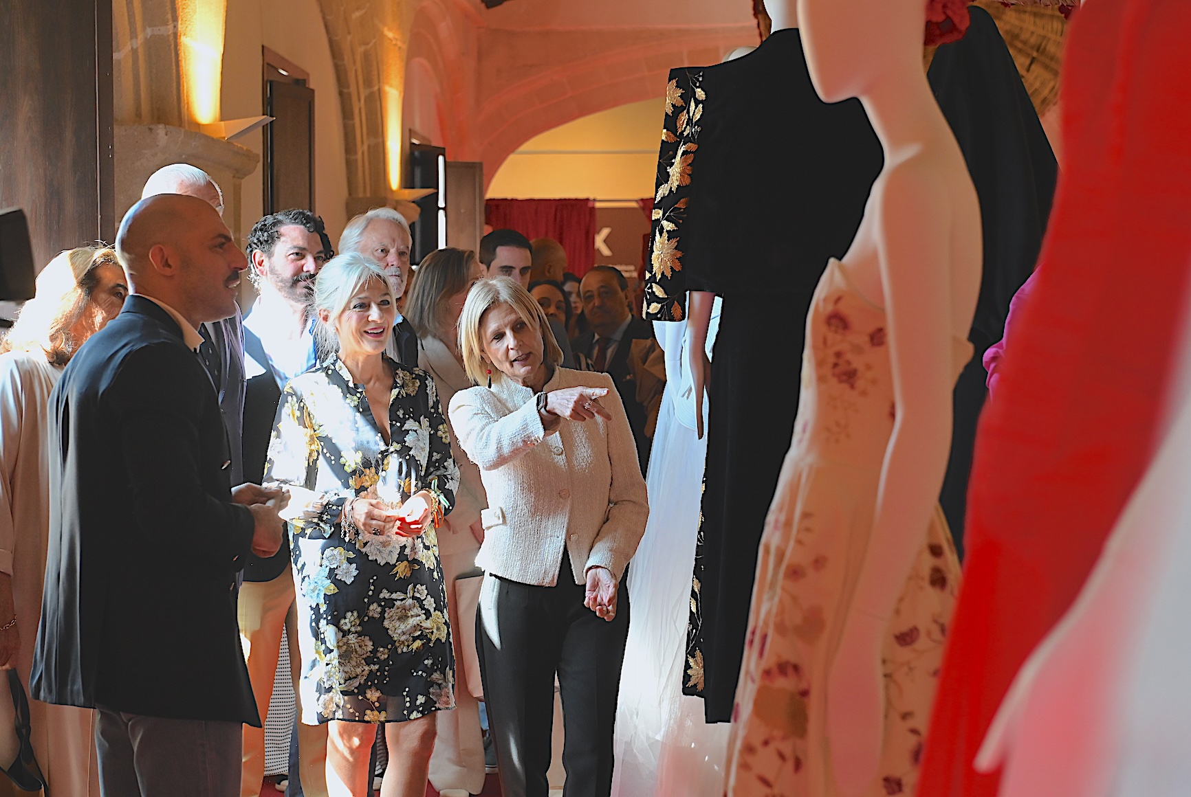 La alcaldesa y consejera de Cultura visitan la exposición de moda flamenca