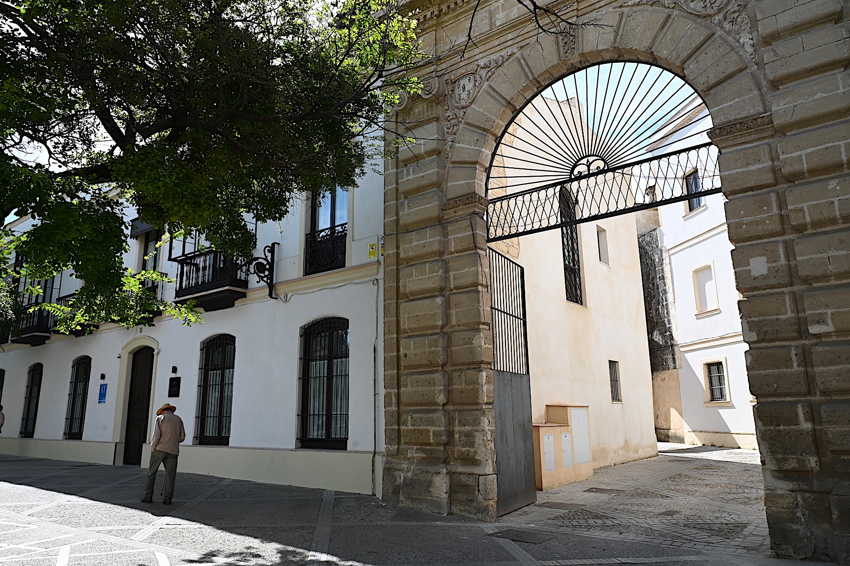 El Ayuntamiento otorga la licencia de rehabilitación del Claustro Chico a la Hermandad del Rocío