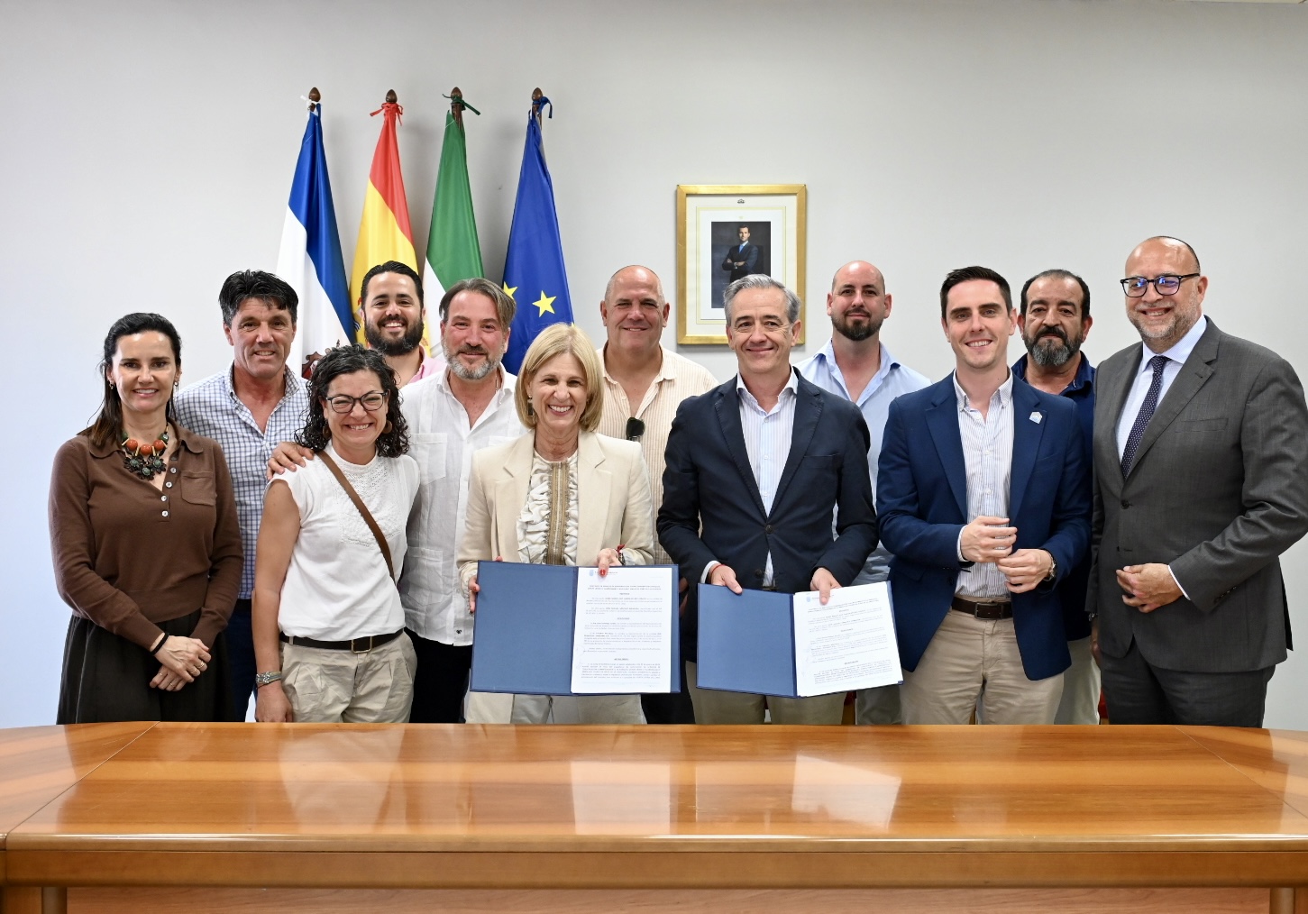 La alcaldesa firma el nuevo contrato de Parques y Jardines