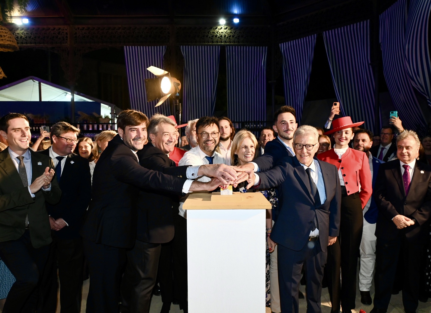 La alcaldesa preside la inauguración del alumbrado de la Feria