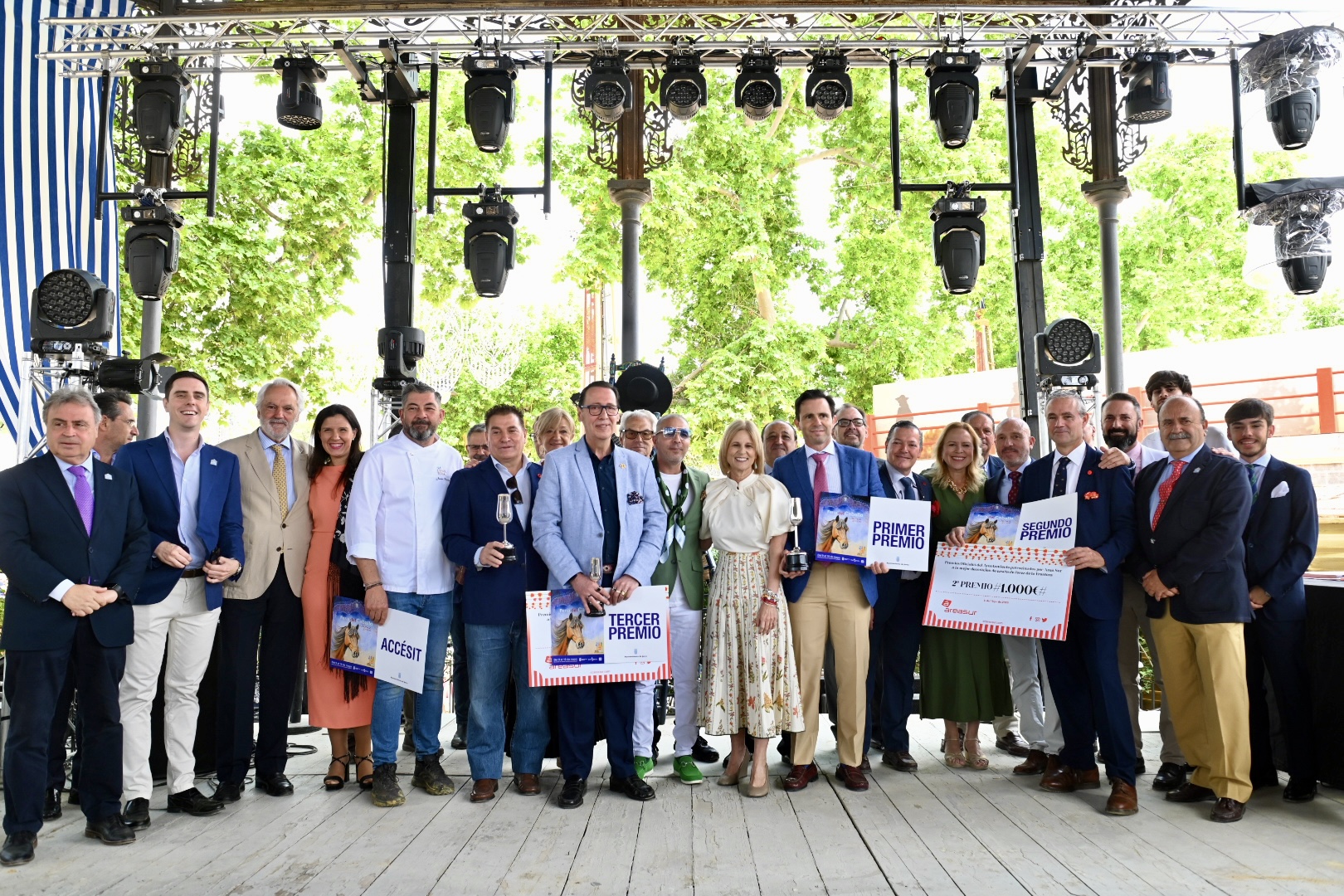 La alcaldesa entrega los premios a los ganadores del concurso de casetas