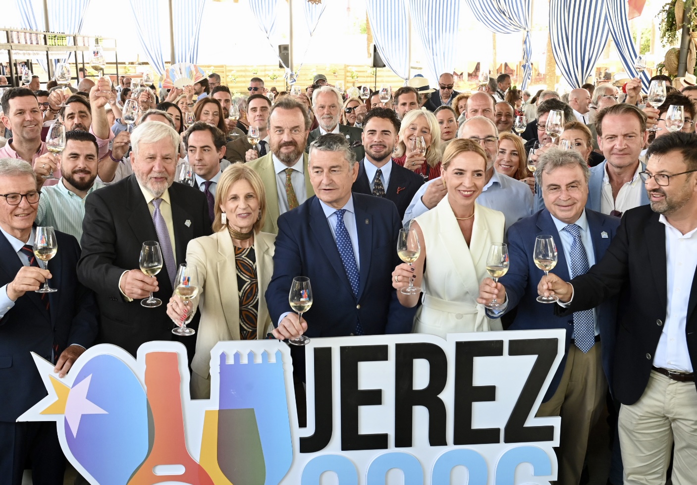 La alcaldesa y el consejero Antonio Sanz brindan por la Capitalidad Gastronómica