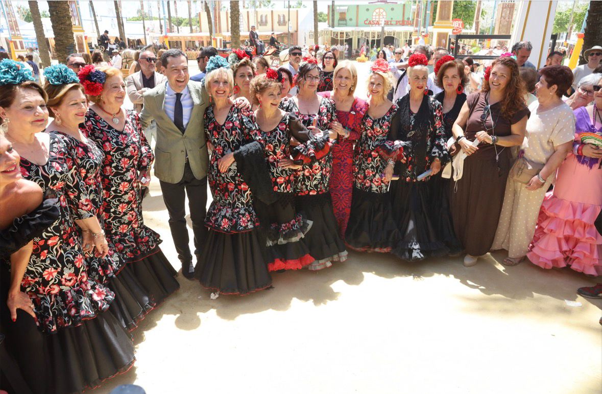 La alcaldesa y el presidente de la Junta han acompañado a las mujeres en el Templete Municipal