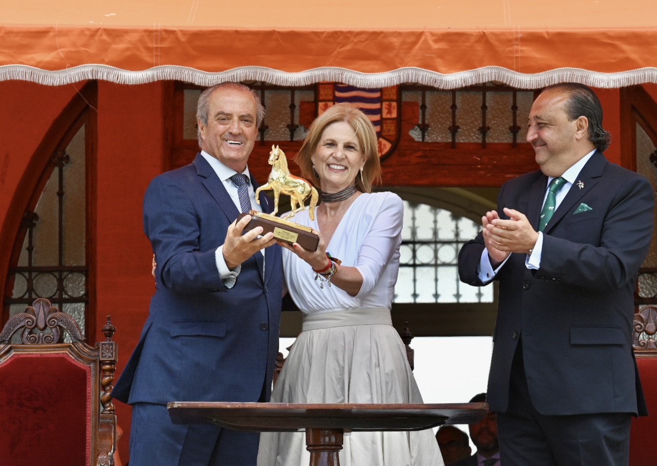 La alcaldesa ha entregado el Caballo de Oro 2025 a la Sociedad de Carreras de Caballos de Sanlúcar