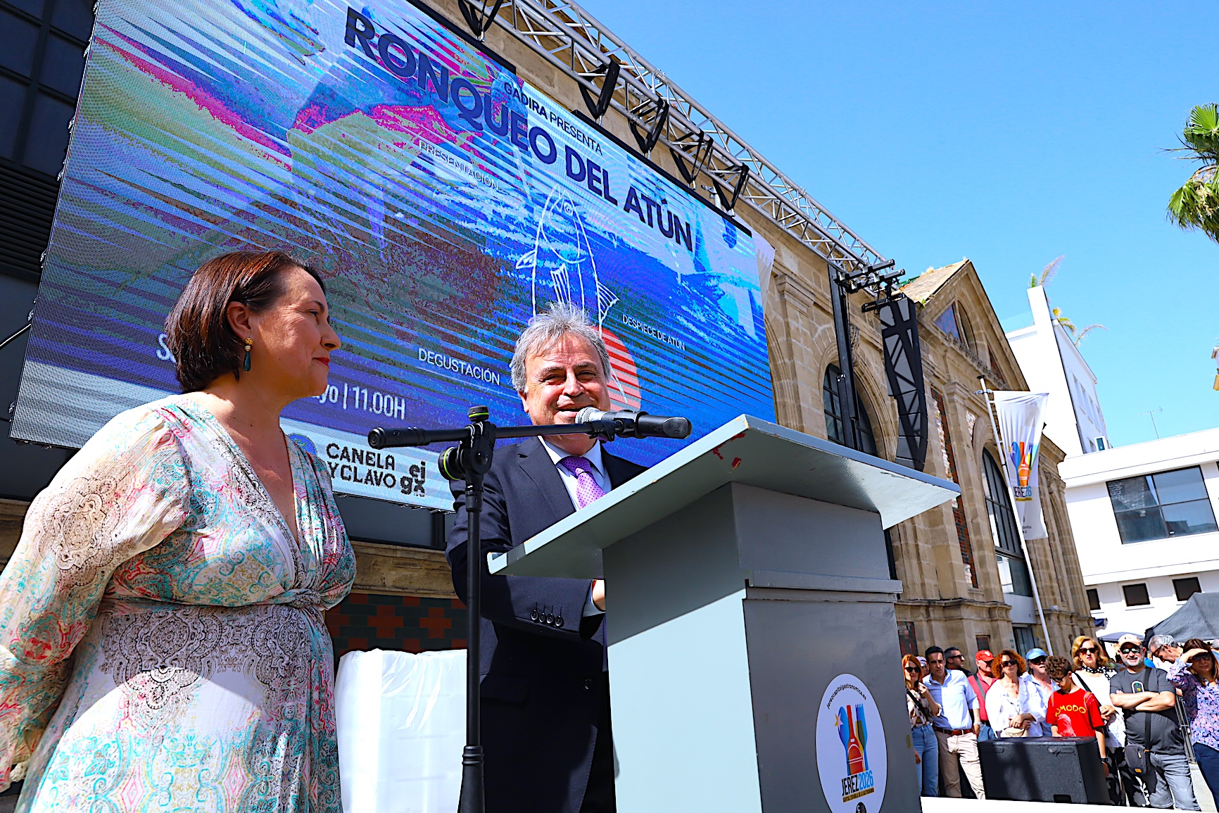 Antonio Real y Nela García asisten al ronqueo del atún en la plaza Doña Banca