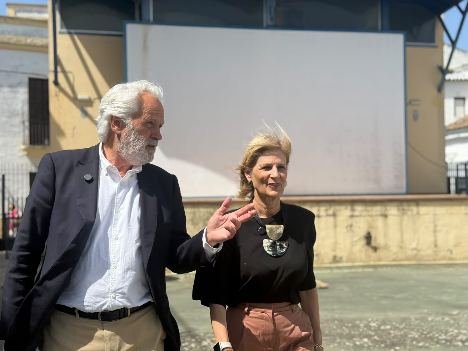 La alcaldesa y Agustín Muñoz han visitado el cine Astoria donde se acometerán obras para su acondicionamiento