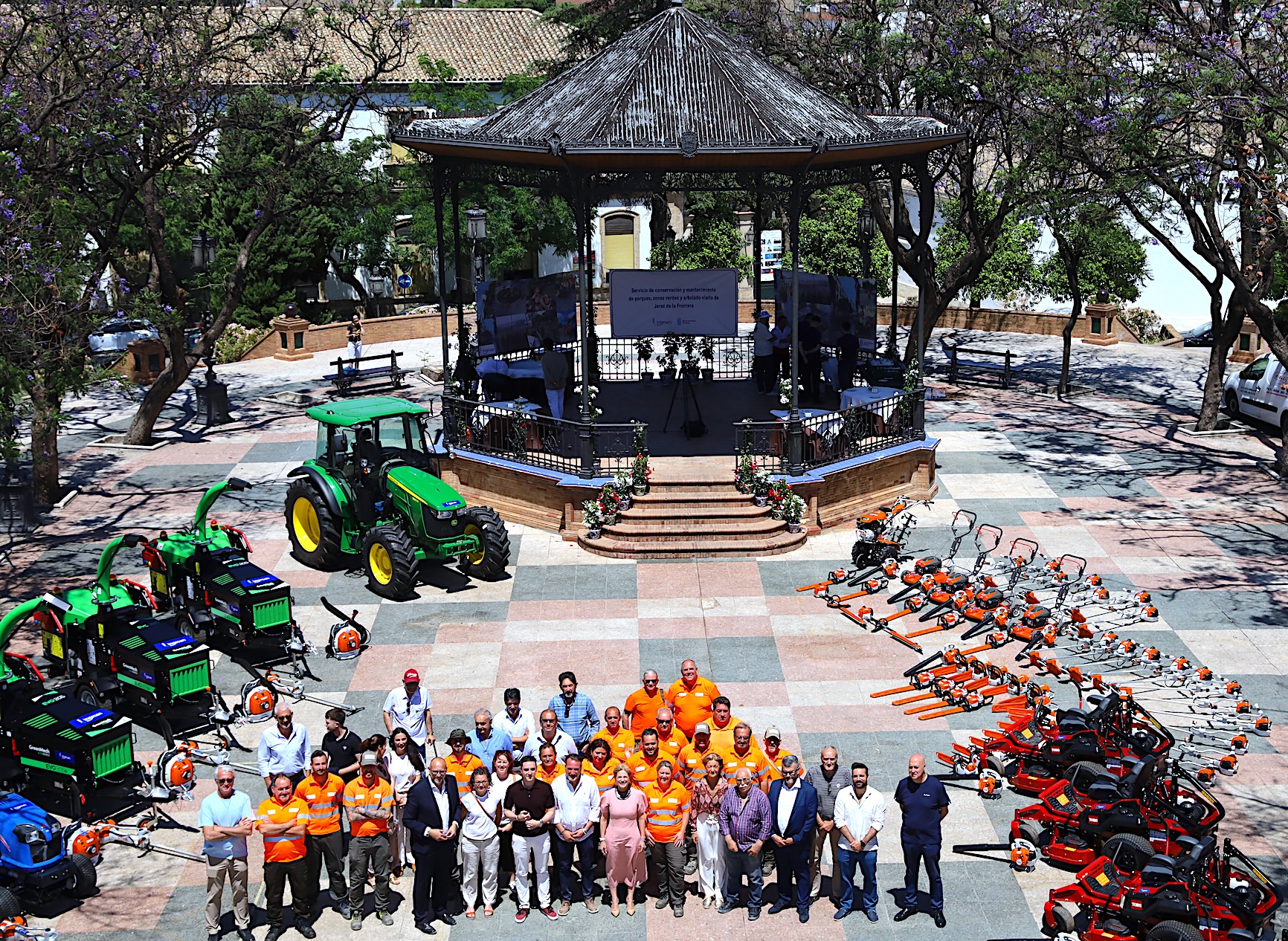 La alcaldesa presenta la nueva maquinaría de Parques y Jardines