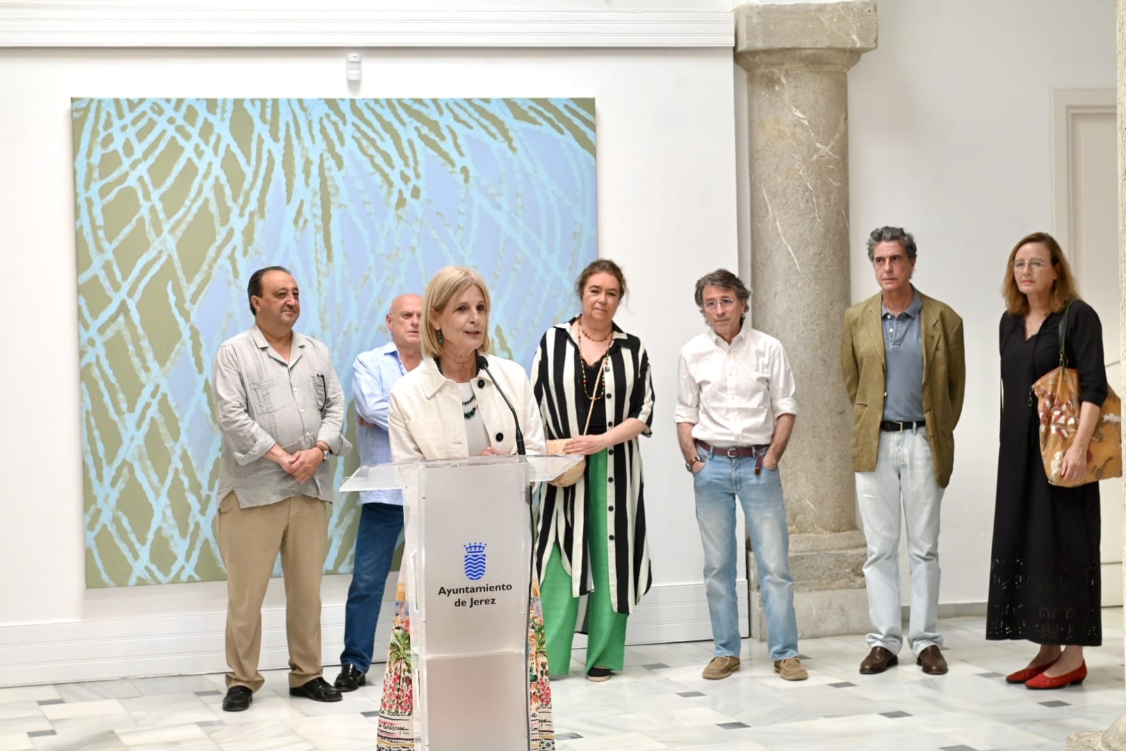 La alcaldesa inaugura la exposición Cinco miradas paralelas en la Sala Pescadería Vieja