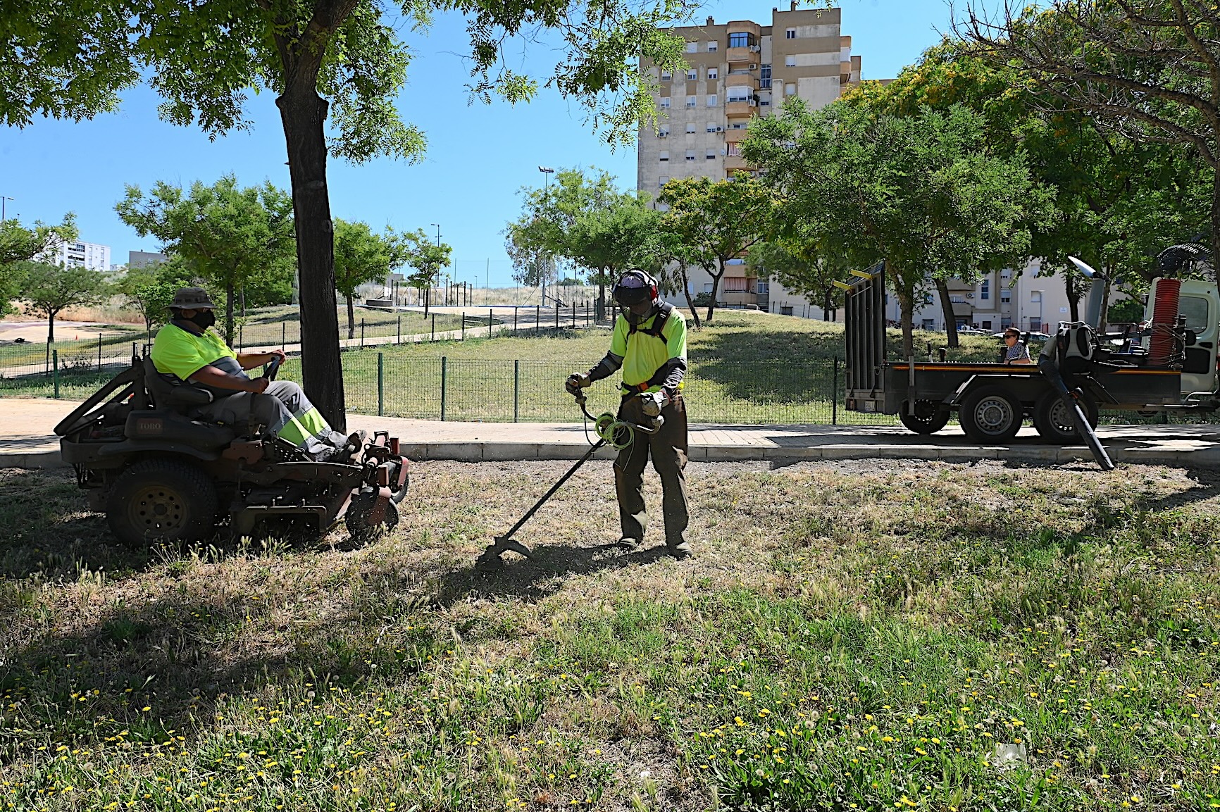 El Ayuntamiento intensifica las labores de desbroce en el municipio
