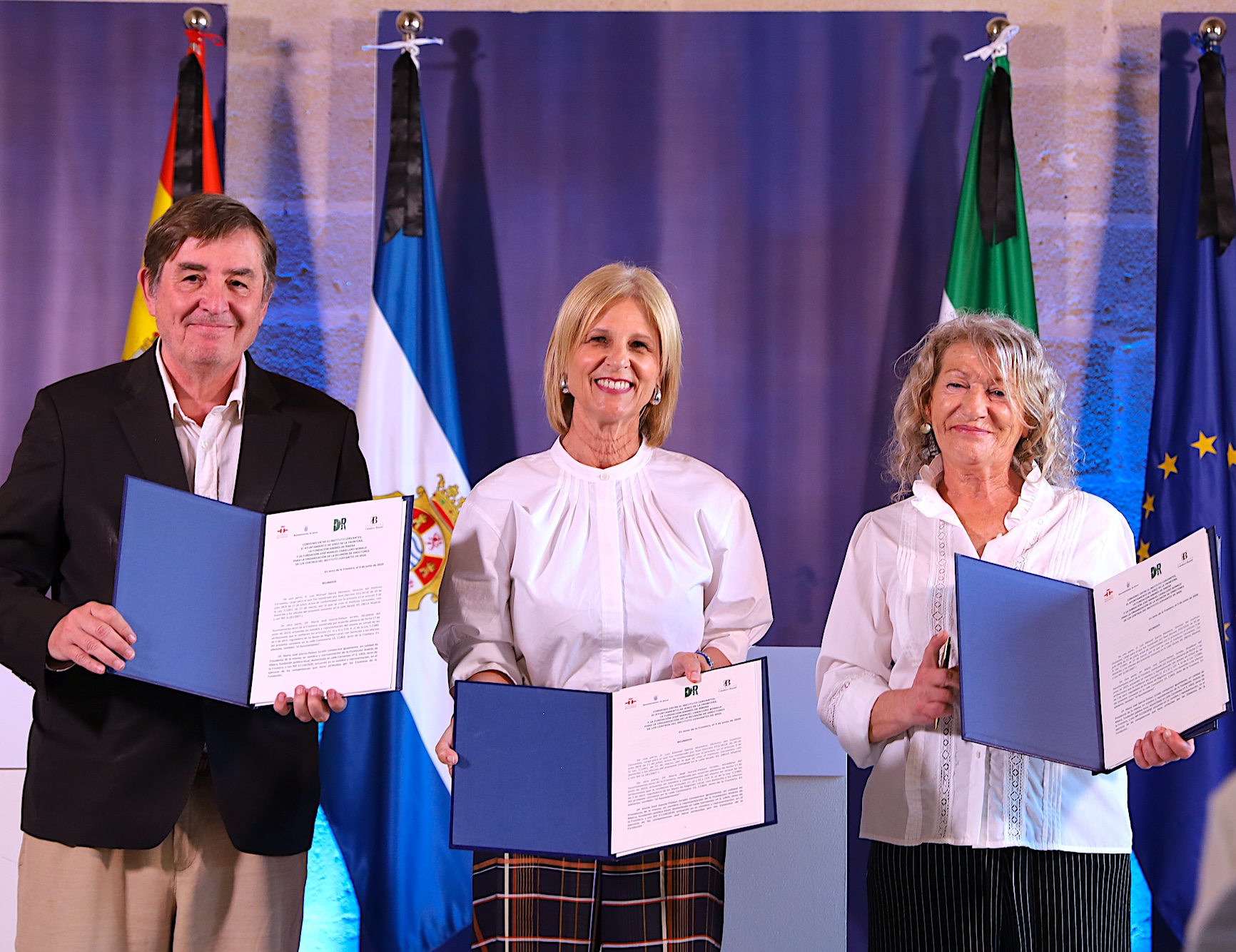 La alcaldesa firma el convenio con el Instituto Cervantes