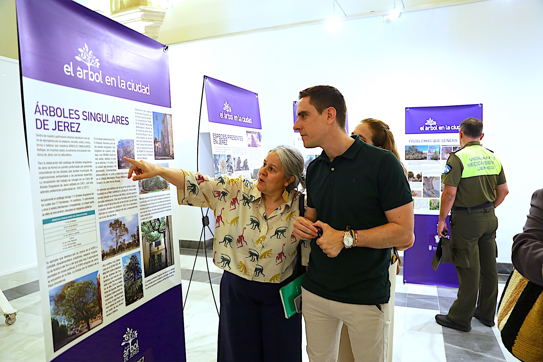 Jaime Espinar inaugura la exposición 'El árbol en la ciudad'