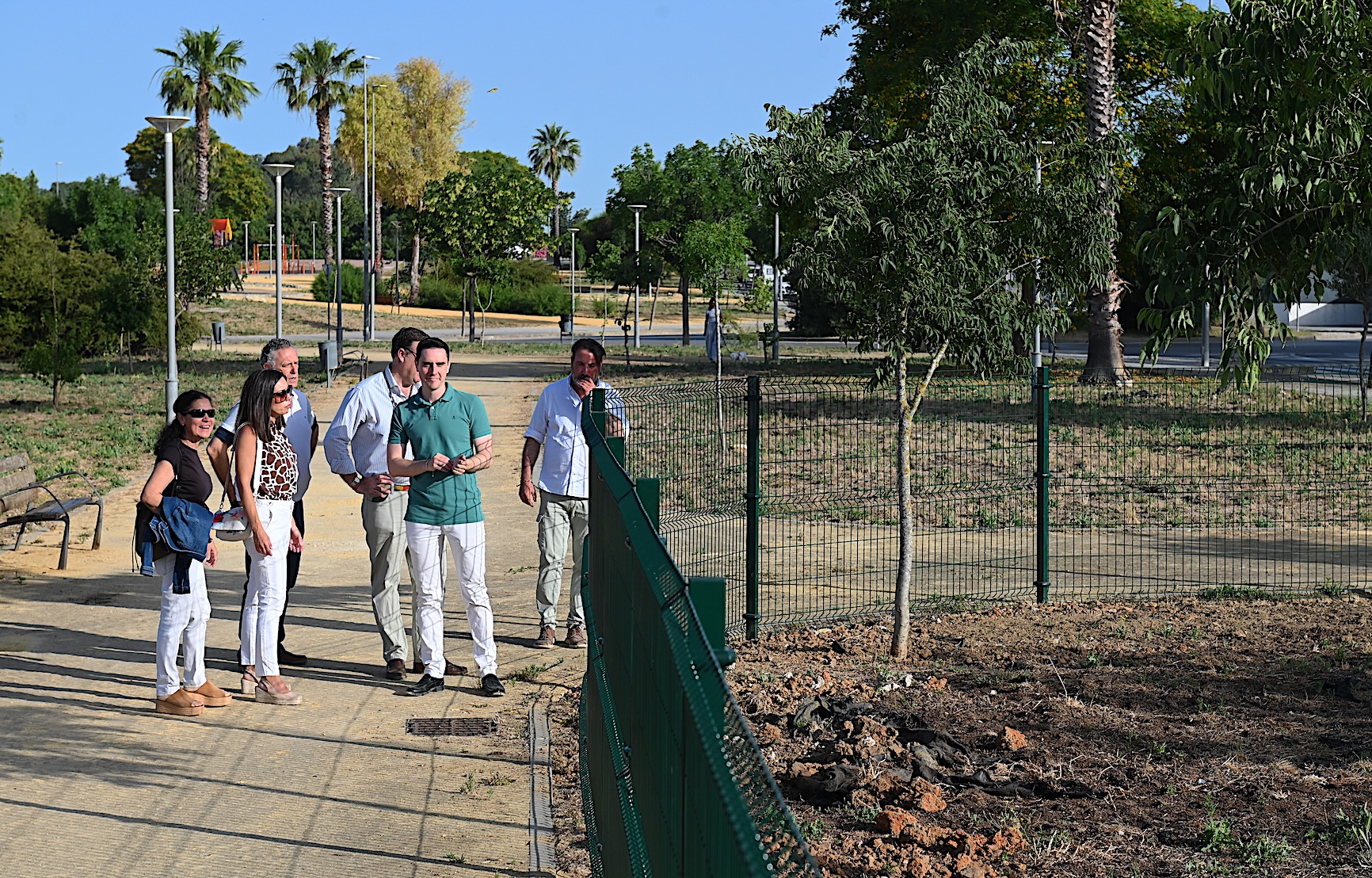 Jaime Espinar visita el Parque de Pozoalbero acompañado de representantes vecinales