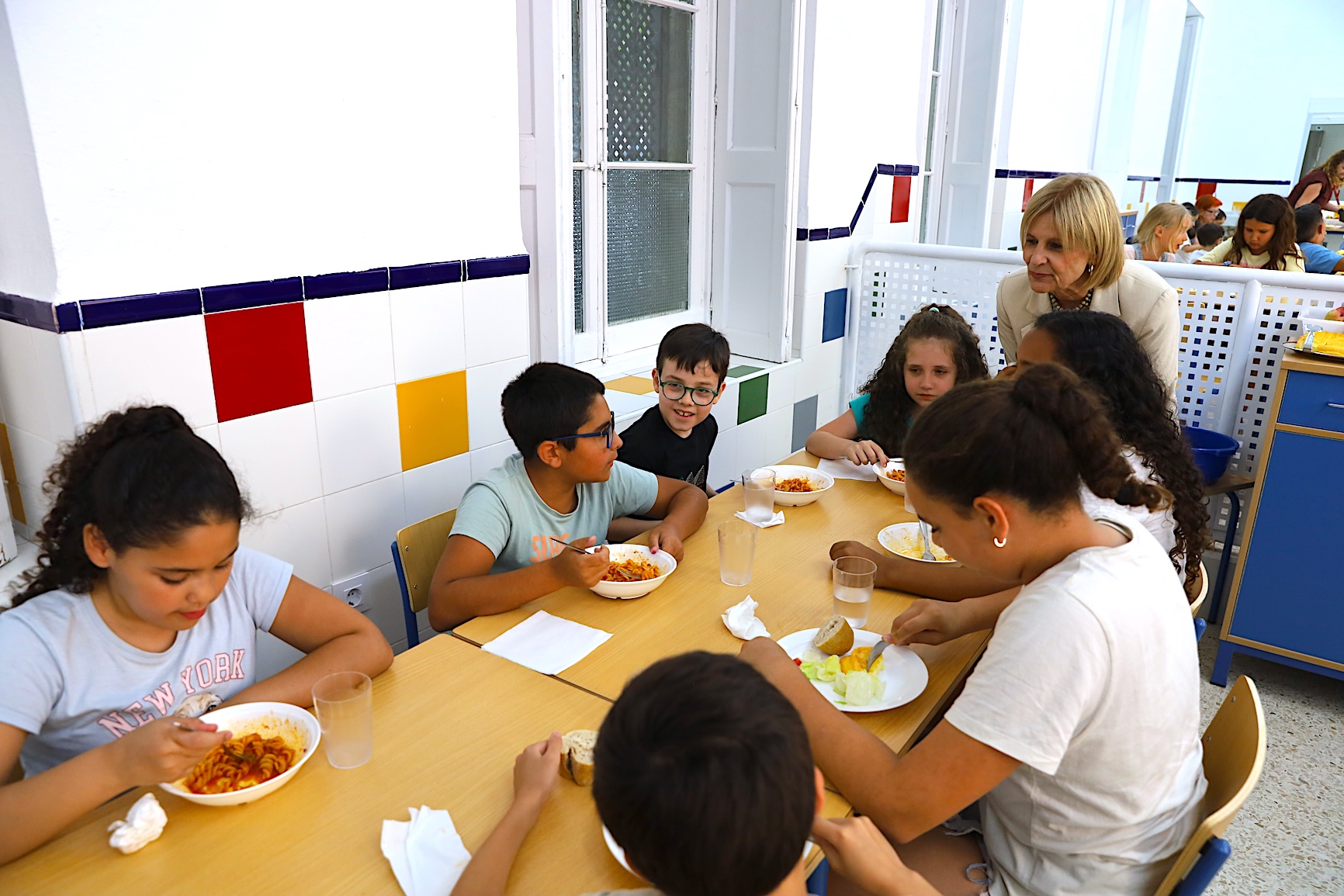 La alcaldesa ha conocido el comedor del CEIP Cervantes