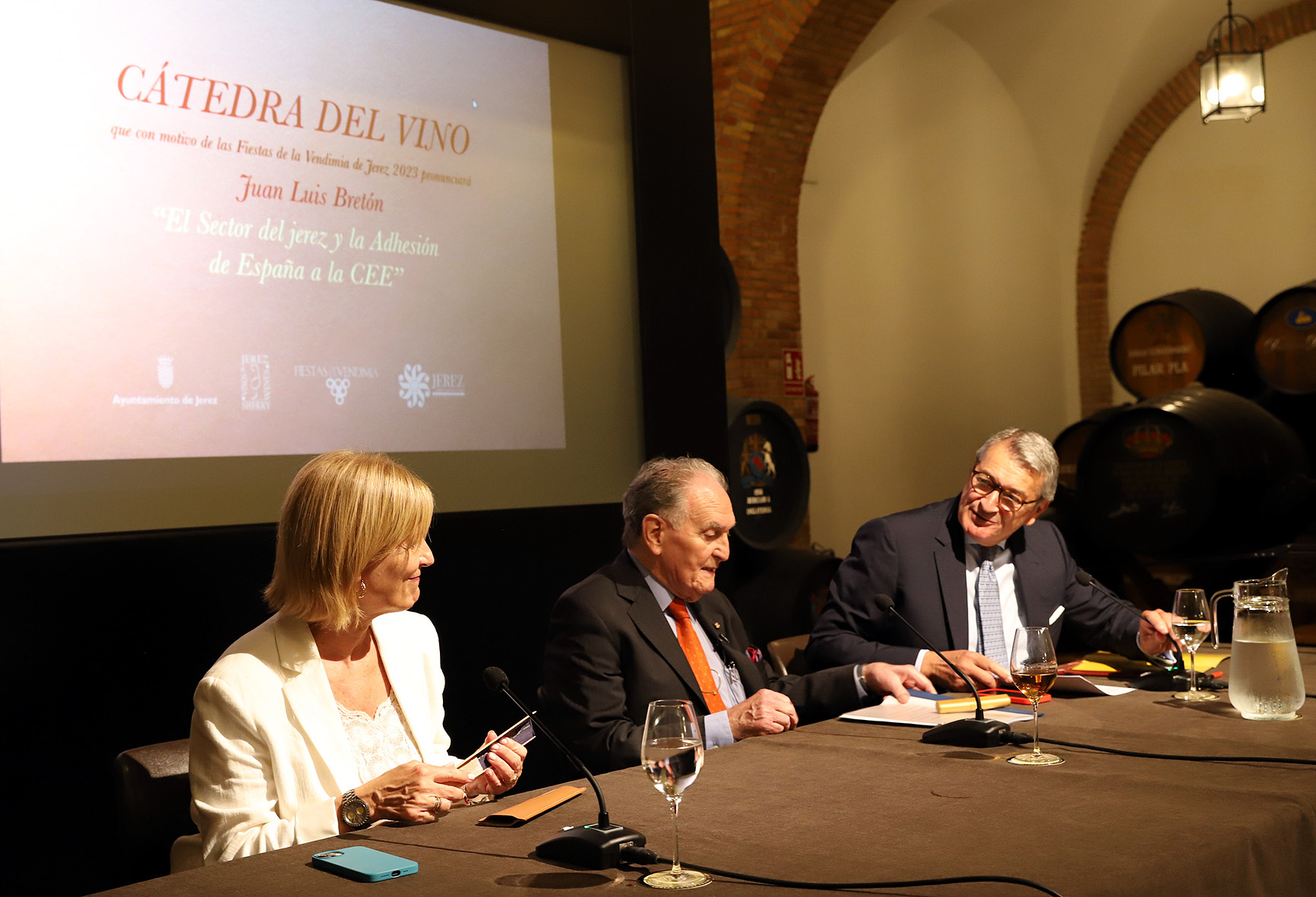 Archivo. La alcaldesa asiste a la conferencia que ofreció Juan Luis Bretón en el Consejo Regulador
