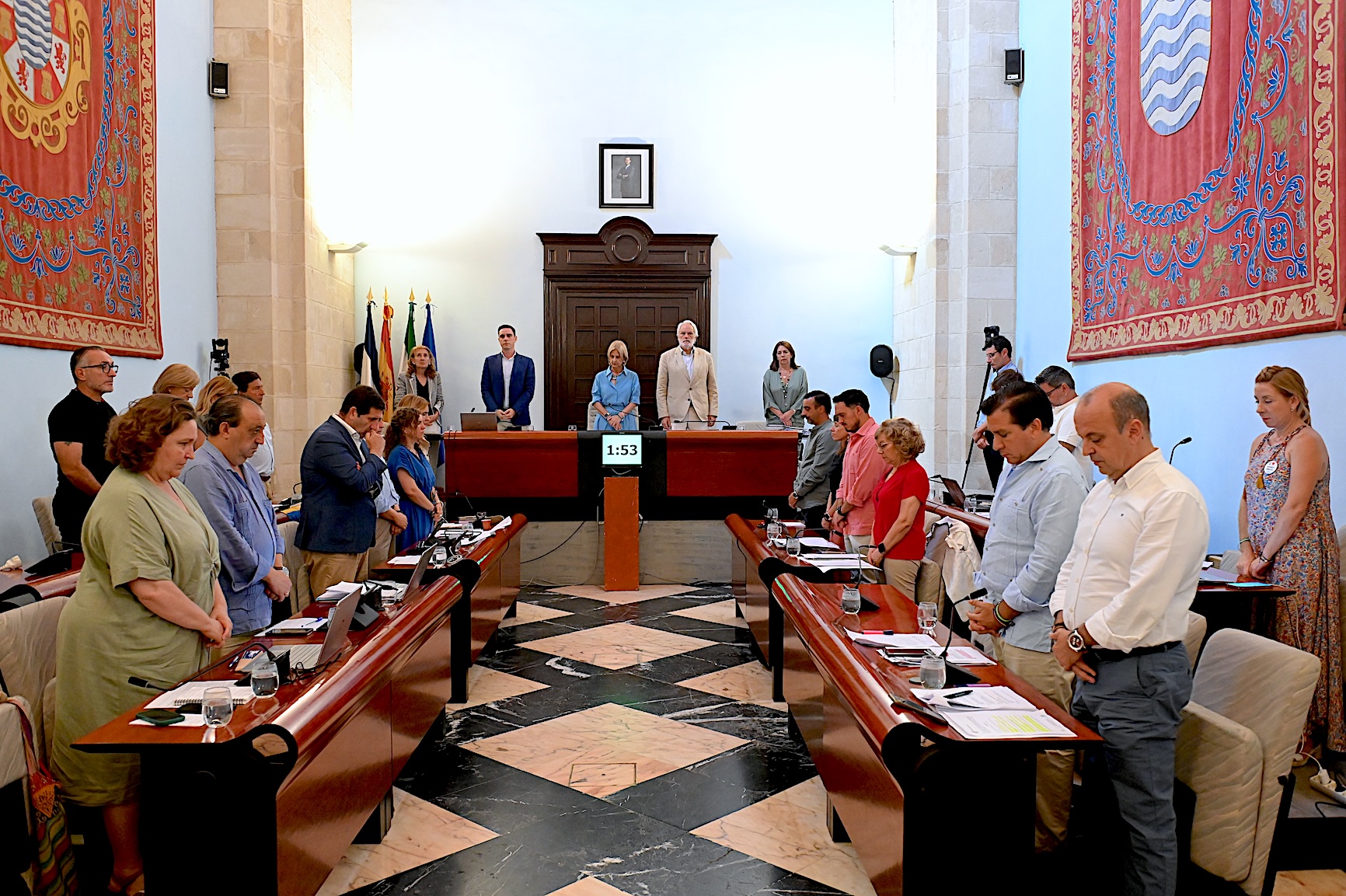 El Pleno guarda un minuto de silencio en memoria de Manuel Báez y las víctimas de Venezuela
