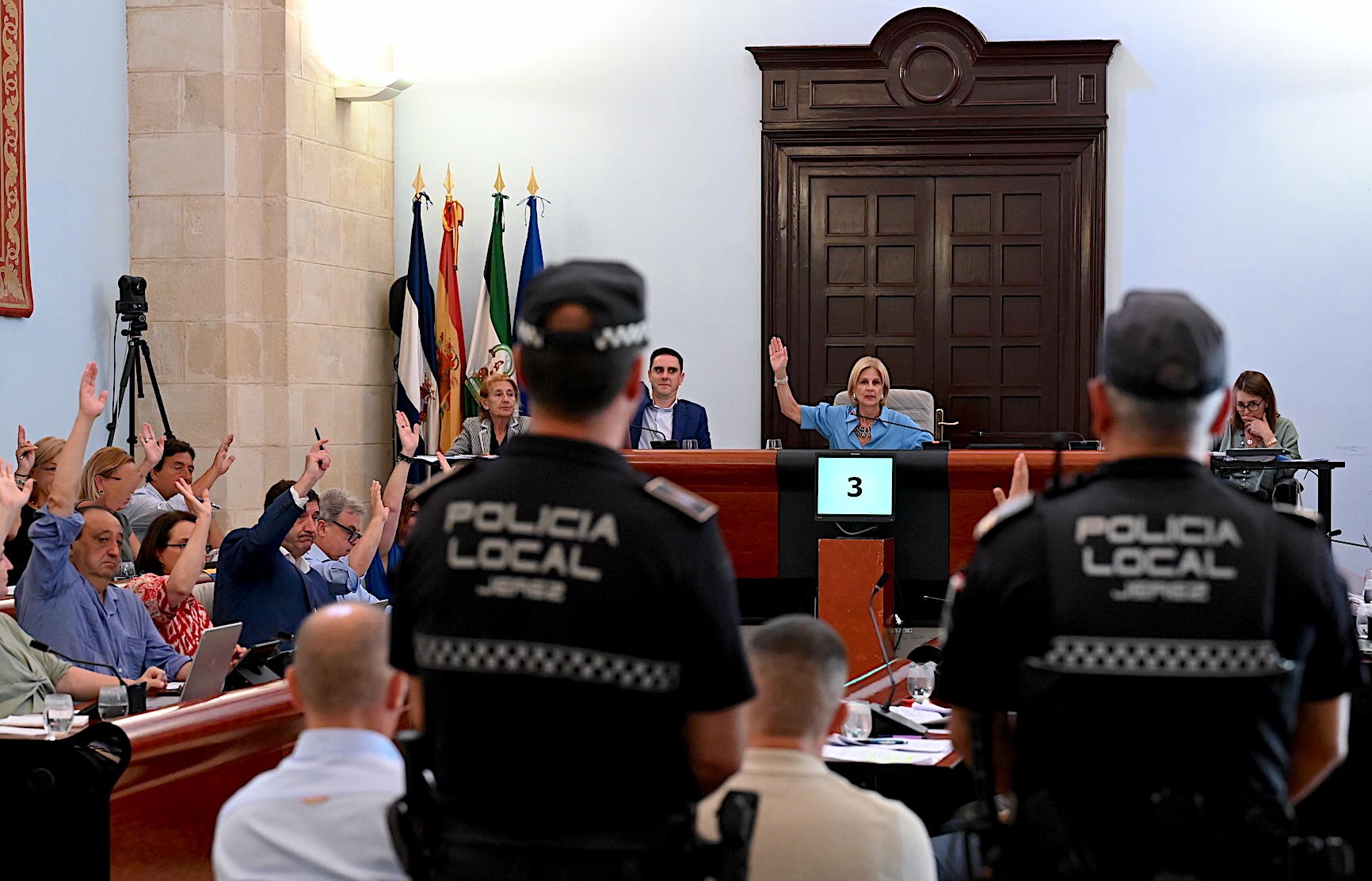 El Pleno felicita a dos subinspectores, un mando y varios agentes de la Policía Local