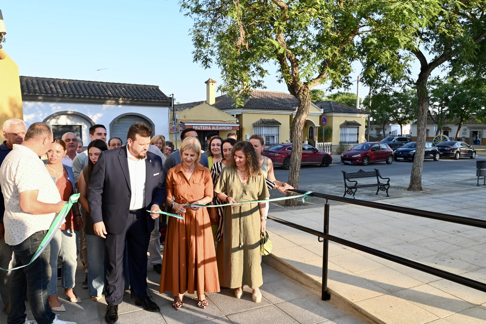 La alcaldesa y el alcalde de El Torno inauguran las obras de acondicionamiento de la plaza Artesanía