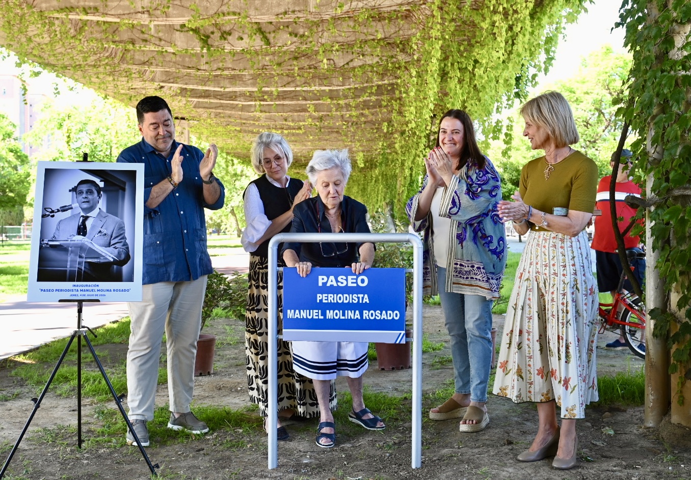 La alcaldesa inaugura el Paseo Periodista Manuel Molina