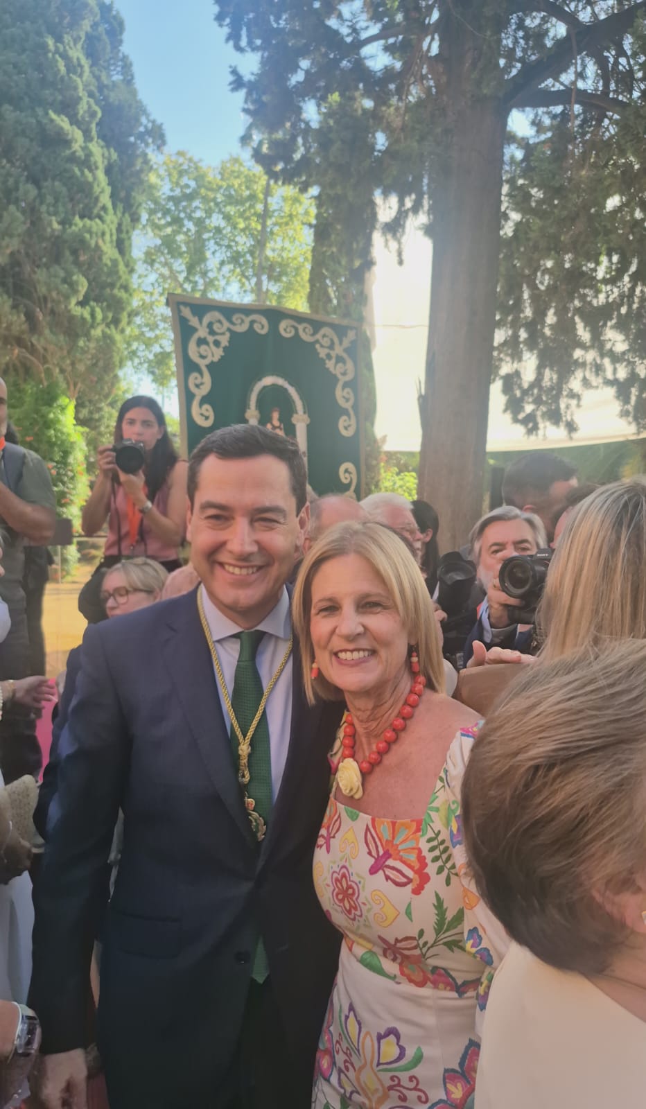 La alcaldesa asiste a la toma de posesión del presidente de la Junta