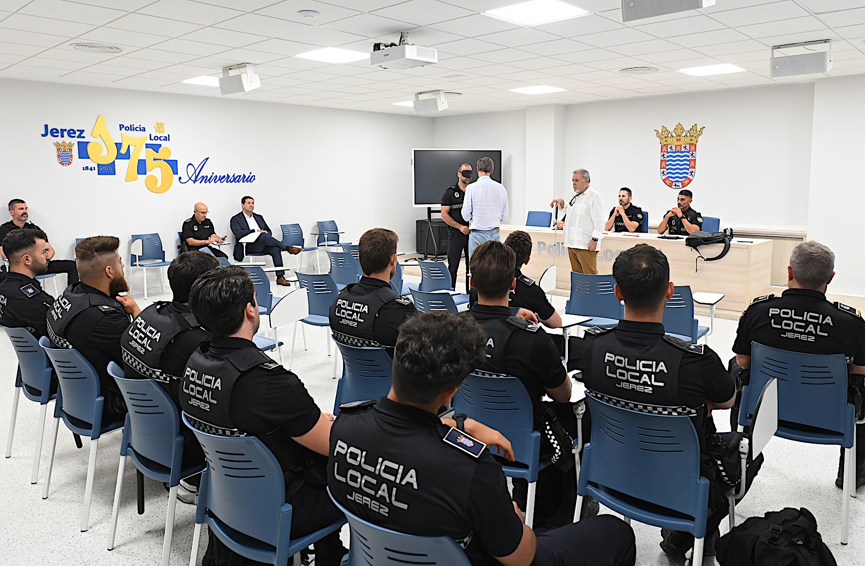 La Policía Local recibe formación para atender a personas con discapacidad visual y auditiva
