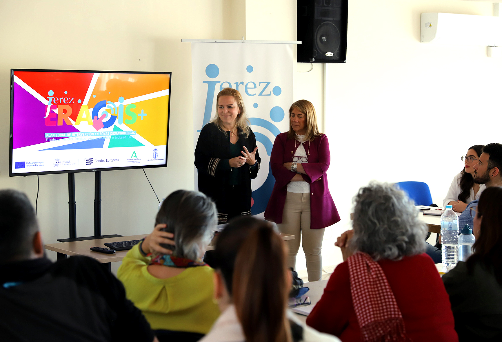 Archivo. La delegada de Inclusión Social saluda a los trabajadores de la ERACIS
