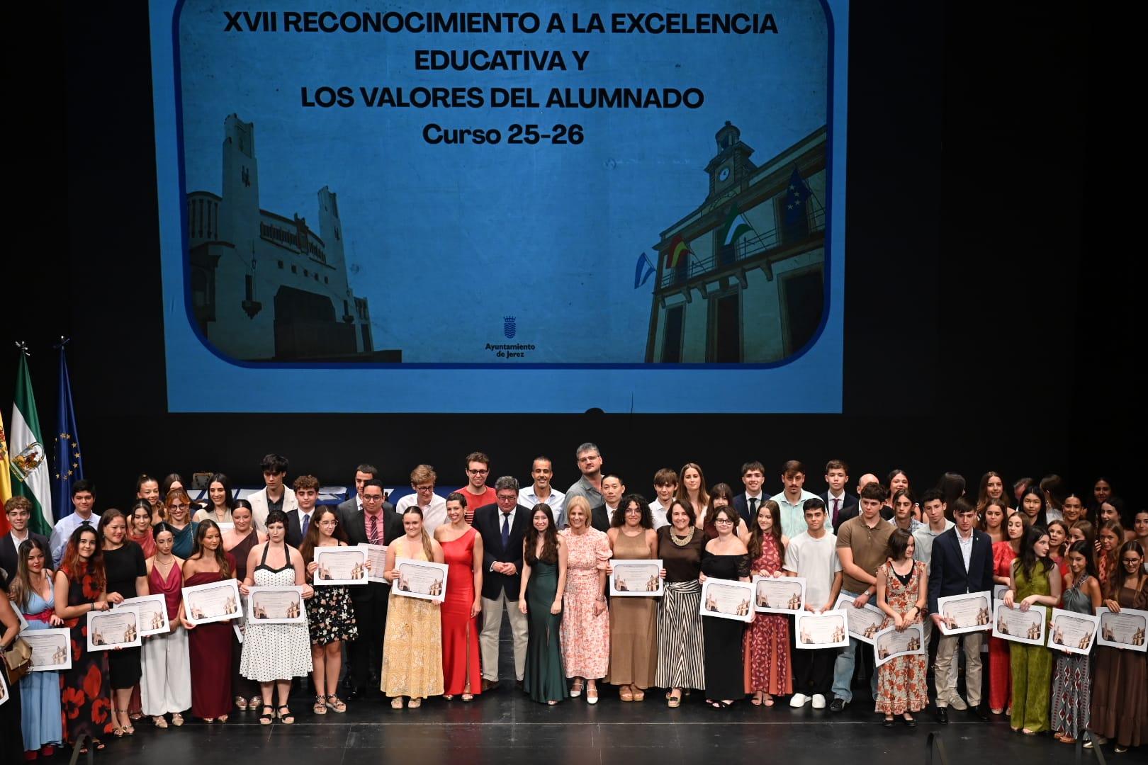 La alcaldesa preside el acto de entrega de los Premios a la Excelencia Educativa