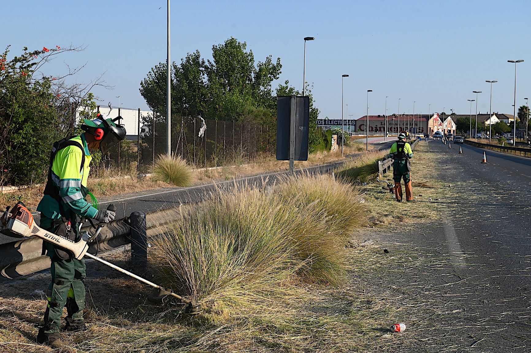 El Ayuntamiento intensifica las labores de desbroce para evitar incendios