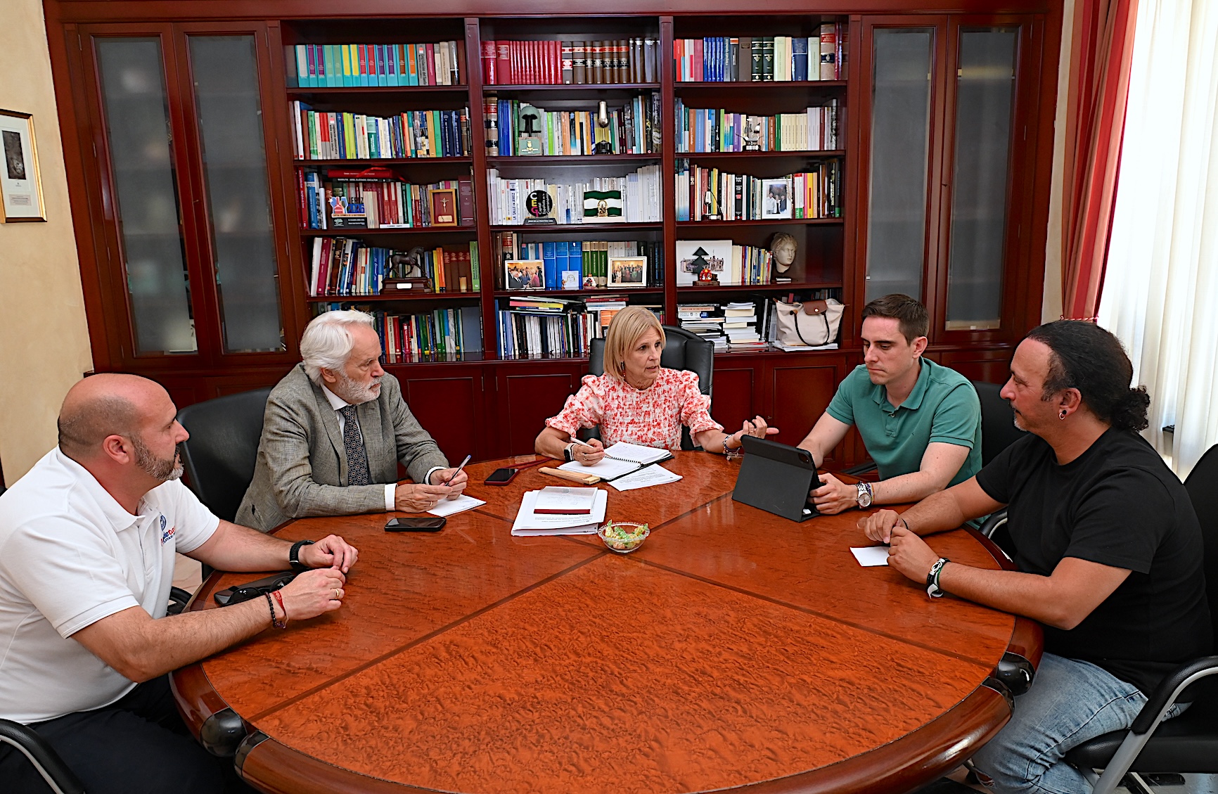 La alcaldesa ha mantenido una reunión con los representantes de Teletaxi
