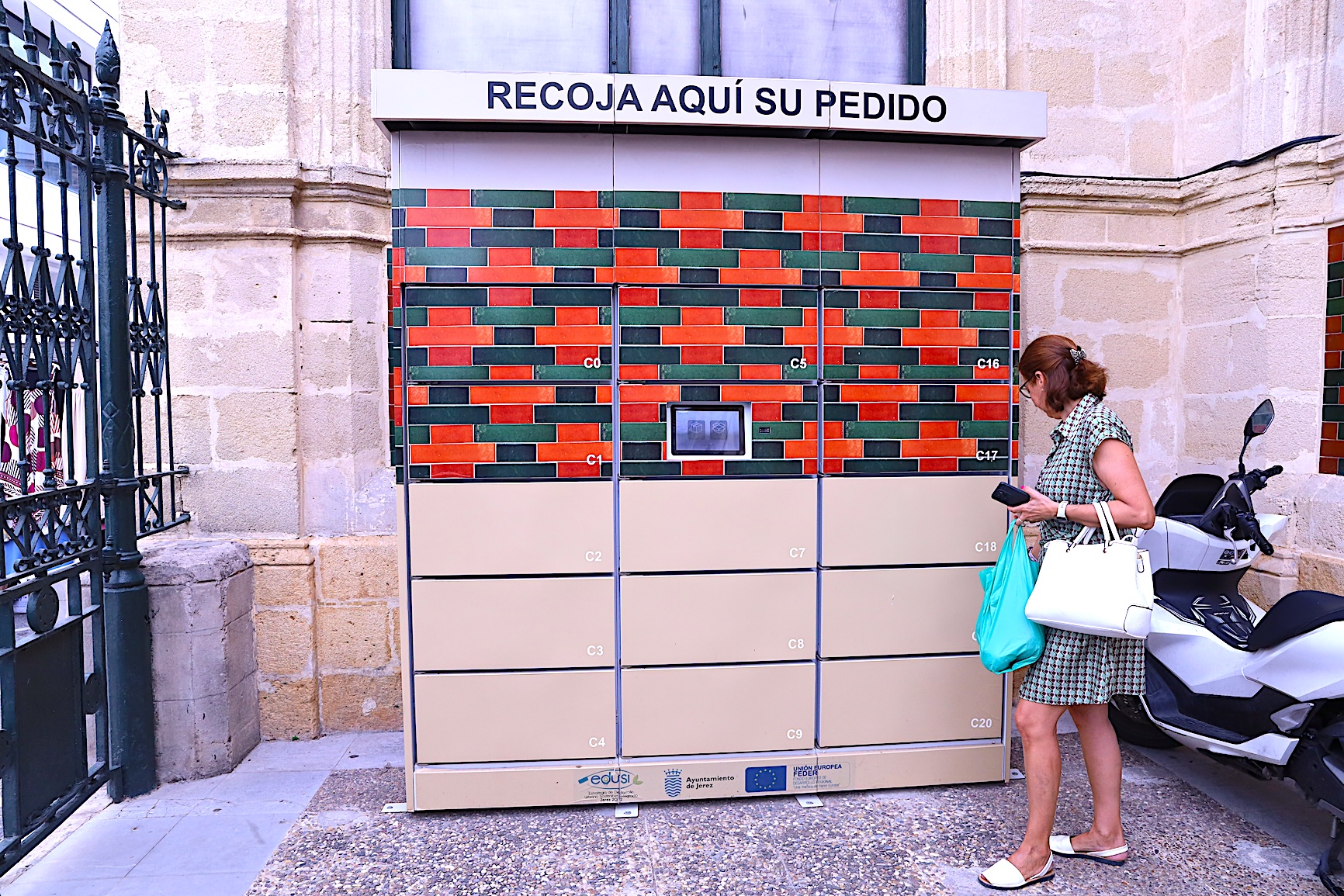 El Ayuntamiento pone en servicio la Taquilla Inteligente en el Mercado de Abastos