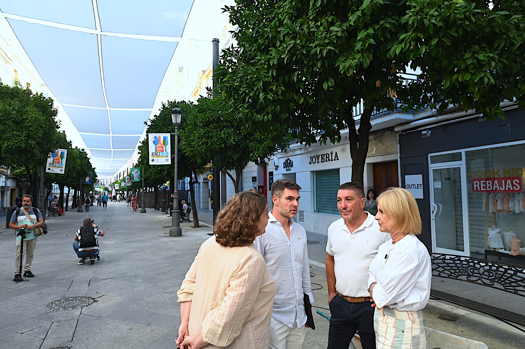 La alcaldesa ha visitado las obras del entoldado de la calle Larga