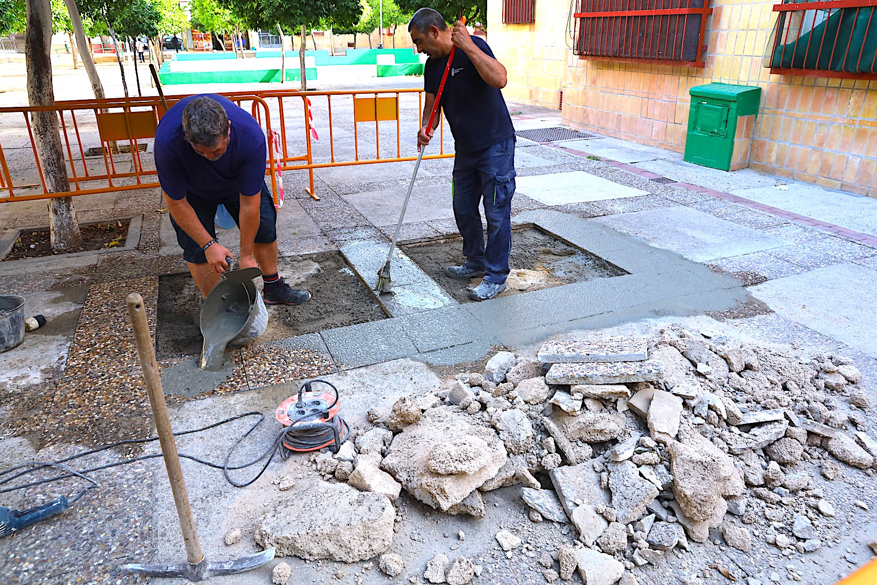 El Ayuntamiento está acometiendo arreglos en la plaza Ronda de La Granja