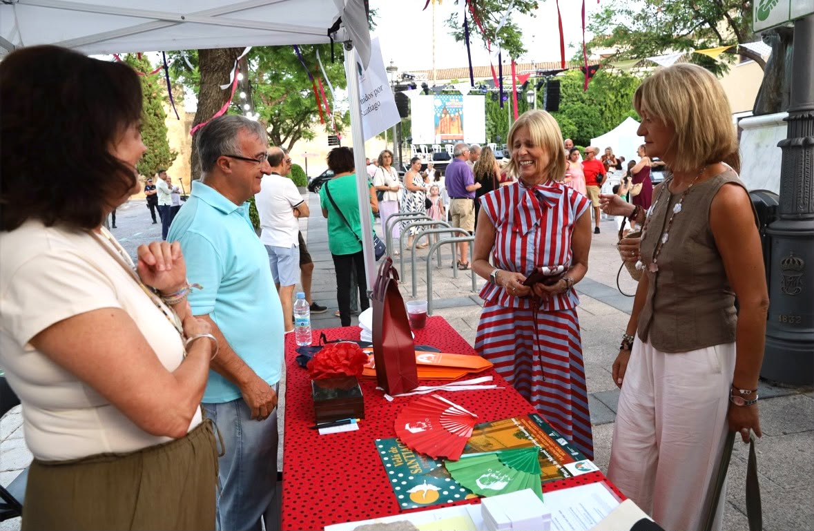 La alcaldesa asiste a la inauguración de la Velá de Santiago