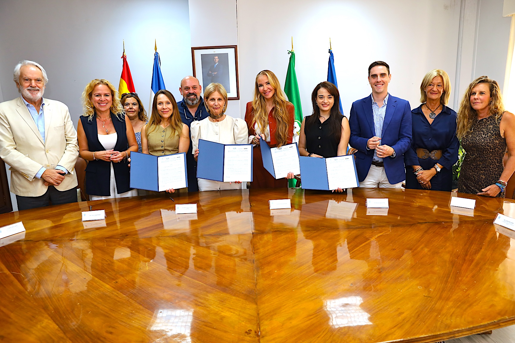 La alcaldesa firma un convenio con la Fundación Mejores Amigos