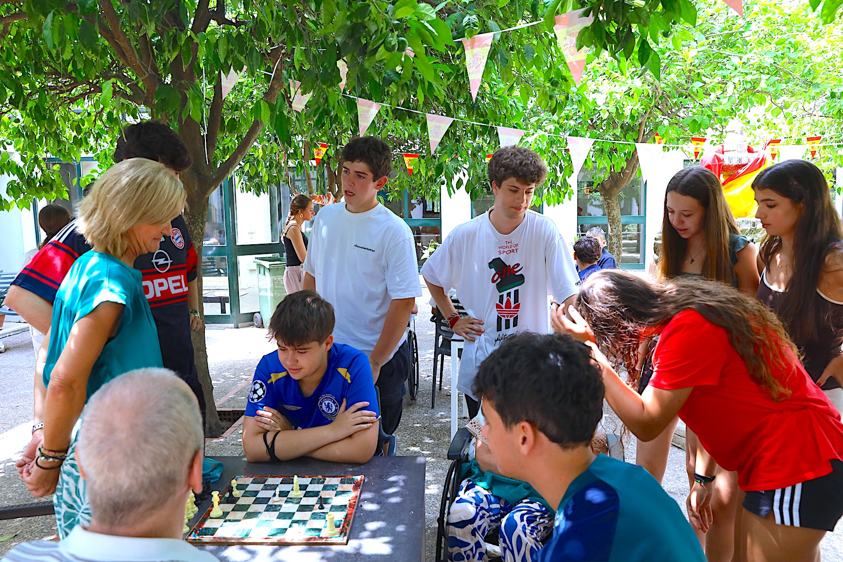 Carmen Pina visita a los voluntarios del centro Marianistas de Zaragoza