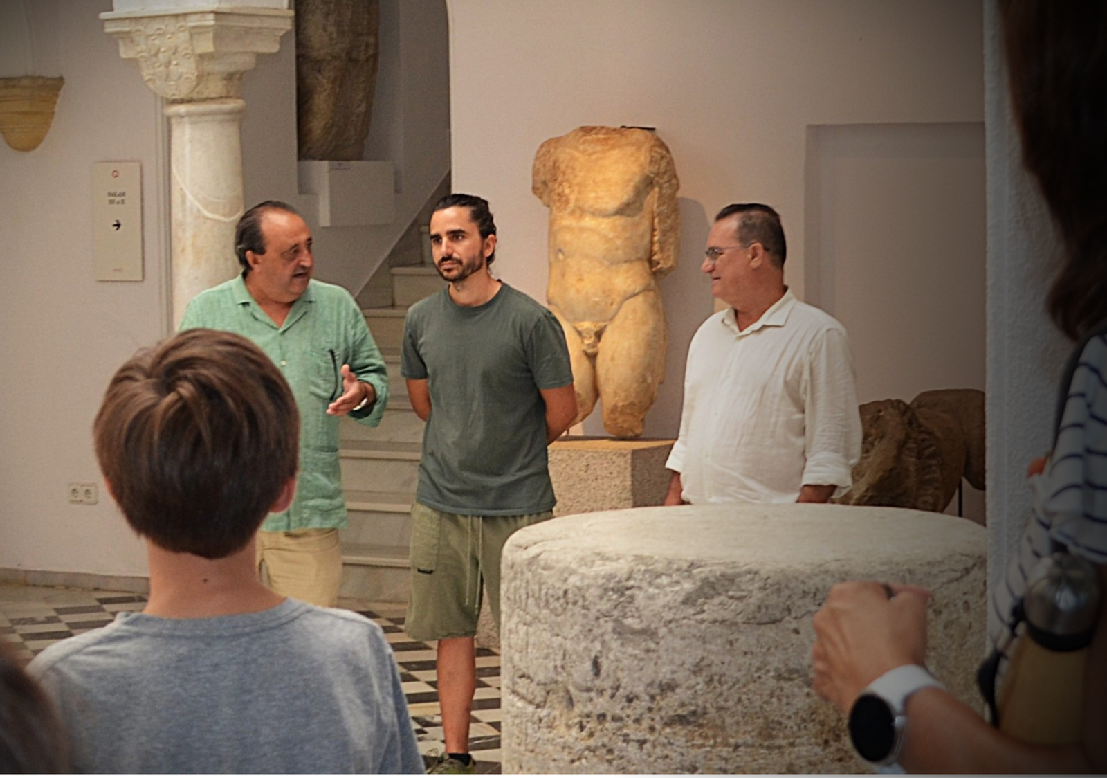 Francisco Zurita visita uno de los talleres del Museo Arqueológico