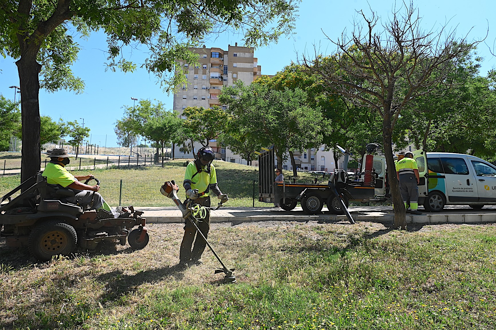 El Ayuntamiento está intensificando las labores de desbroce en el municipio