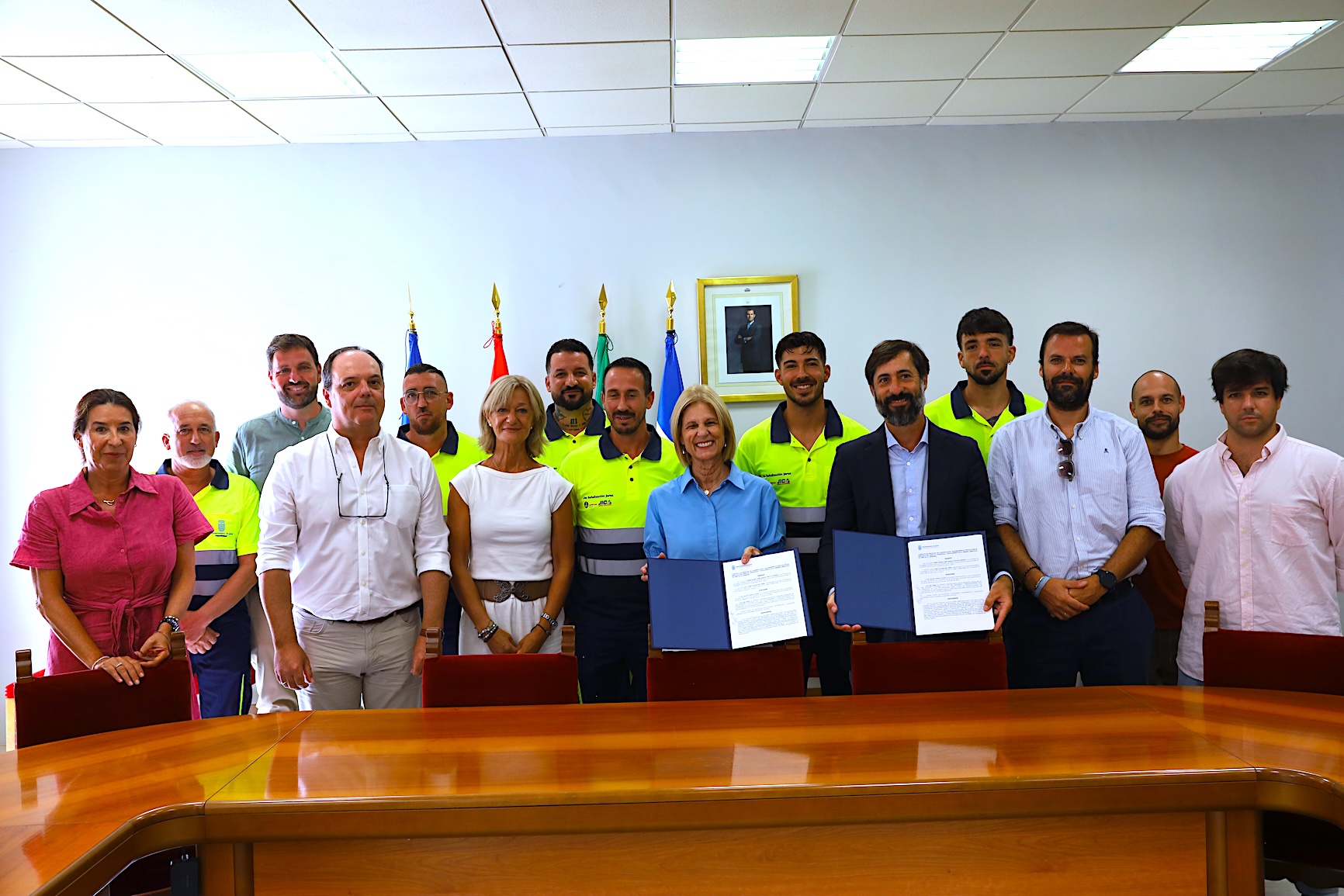 La alcaldesa ha firmado el nuevo contrato de sepñalización