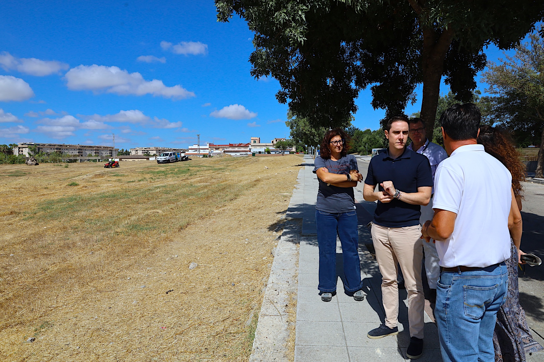 Jaime Espinar visita los trabajos de desbroce en La Milagrosa